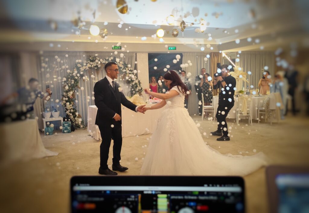 DJ nuntă - sunet, lumini și efecte speciale: